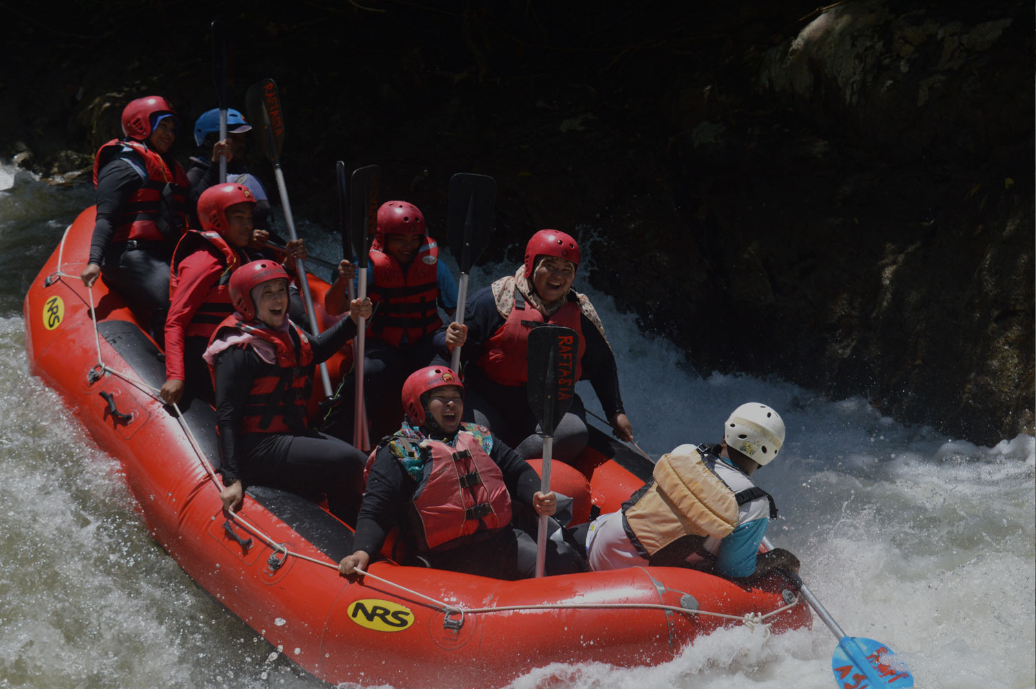 DESTINATION : SELANGOR RIVER – RAFTASIA | Malaysia Water Rafting